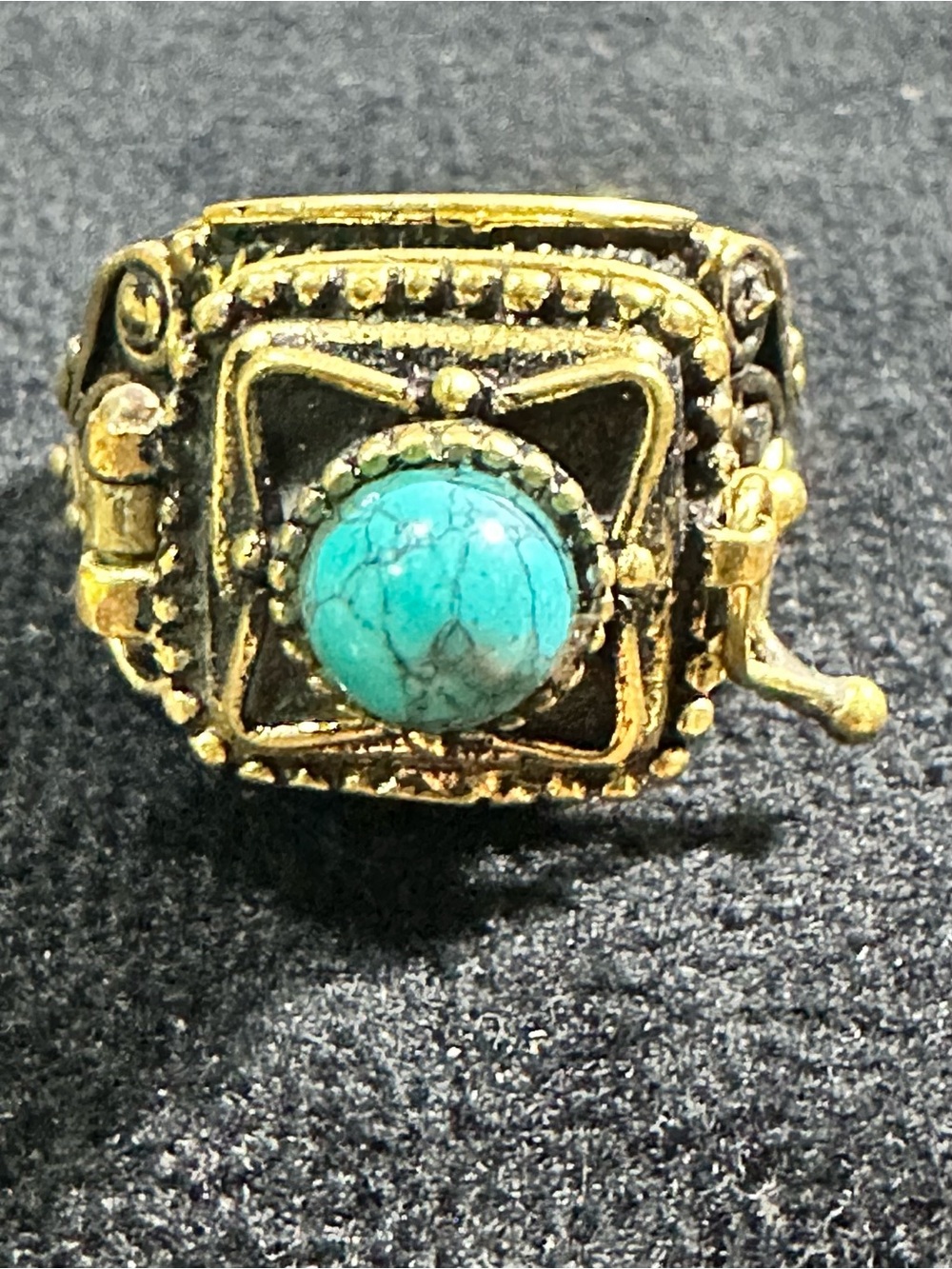 Vtg: *Unisex* Brass & Turquoise Gemstone Poison Ring